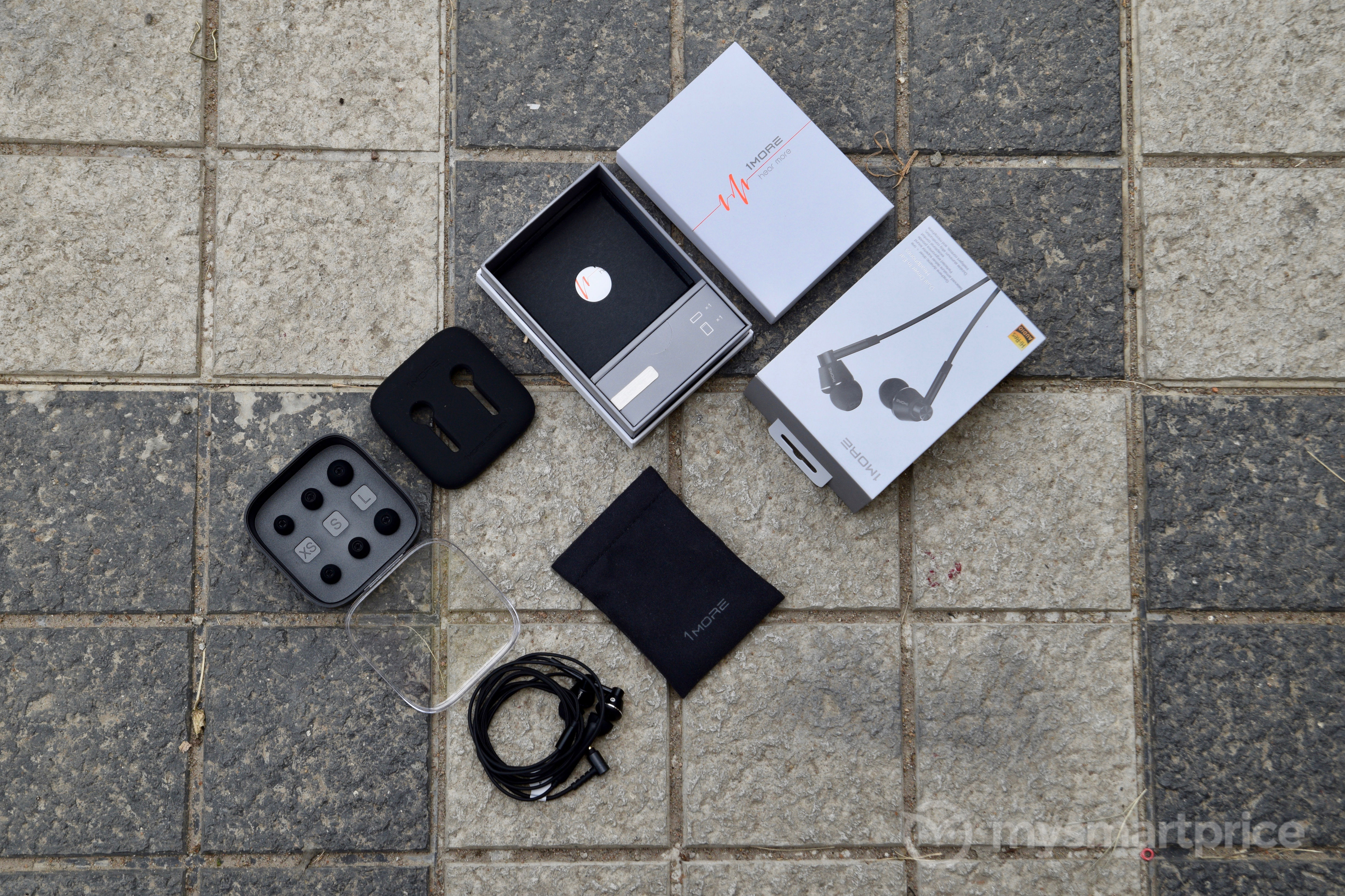 1More Dual Driver In-Ear Headphones Box Contents & Accessories 1More Dual Driver In-Ear Headphones Box Contents & Accessories