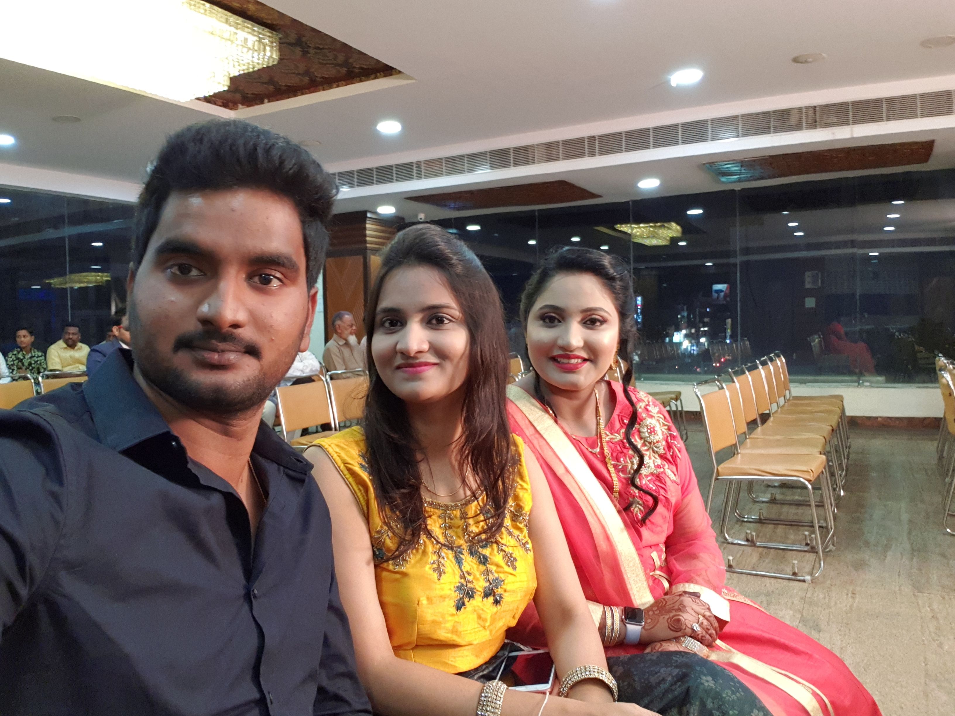 Samsung Galaxy Note 9 Camera Sample - Indoor Group Selfie Artificial Light