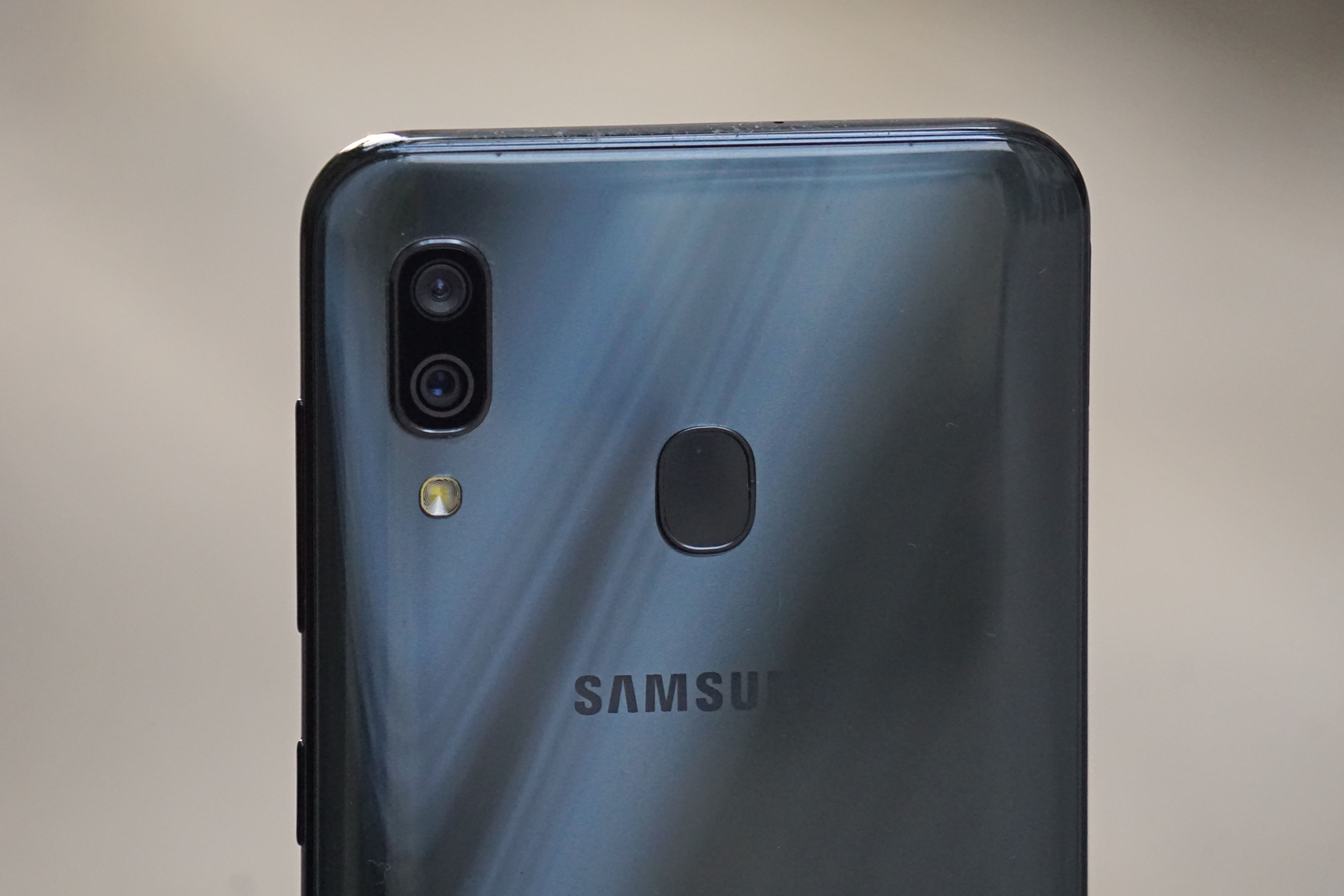 Samsung Galaxy A30 Design 6
