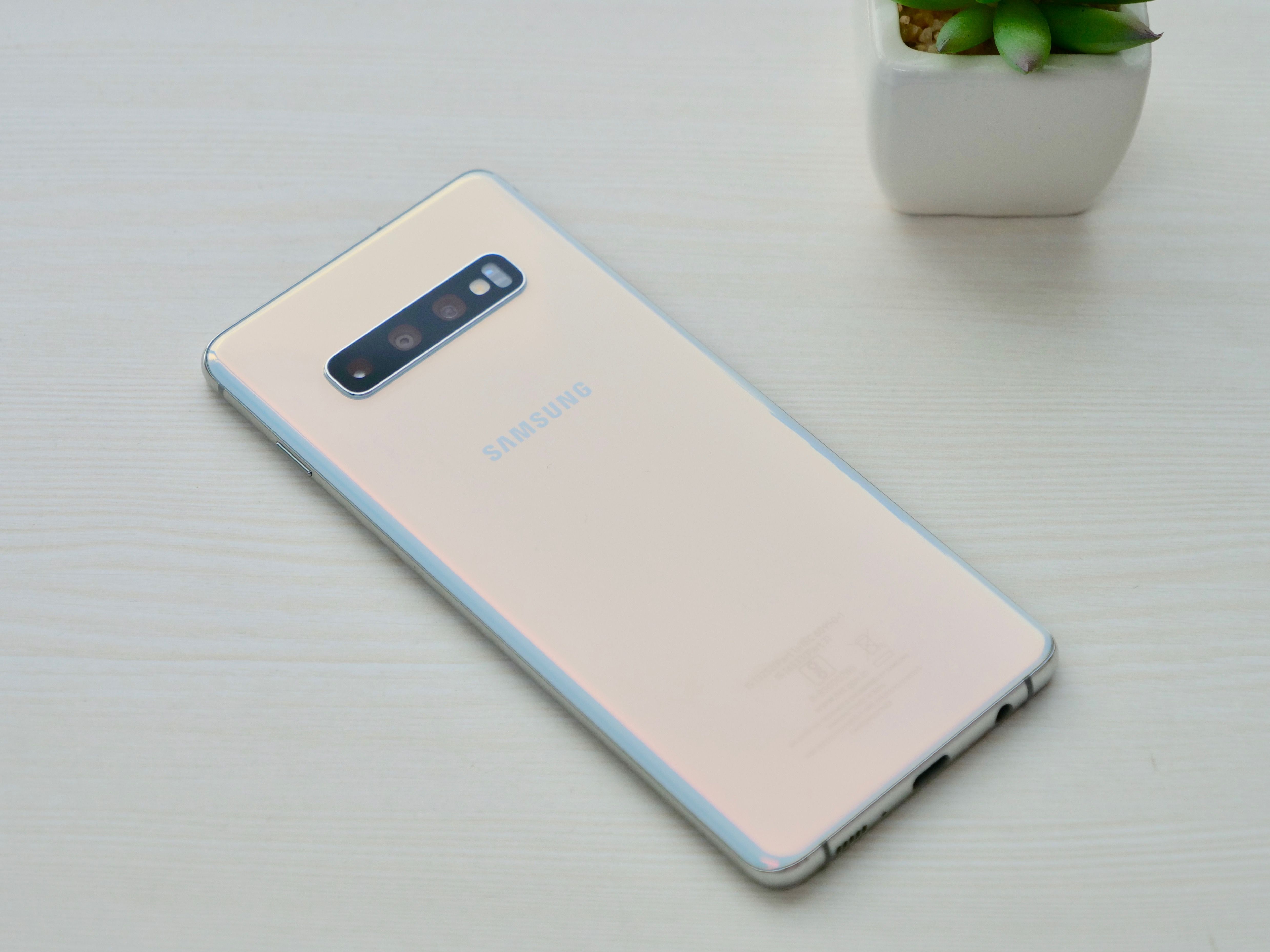 Samsung Galaxy S10 Plus Prism White Shining Colors