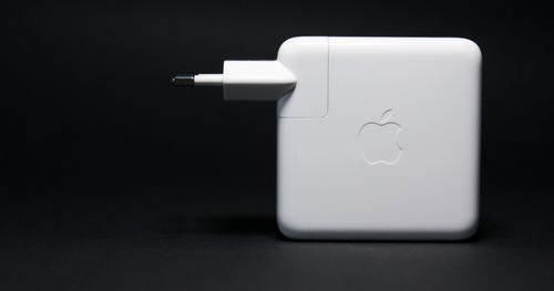 https://assets.mspimages.in/gear/wp-content/uploads/2022/04/apple_charger_edit.jpg