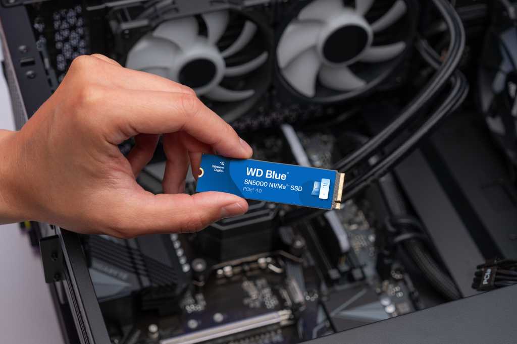 WD Blue SN5000 NVMe SSD Lifestyle 3