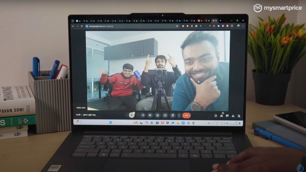 Lenovo Yoga Slim 7i Aura's Webcam