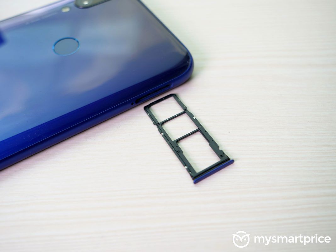 Xiaomi Redmi 7 Review microSD dual SIM Card Tray