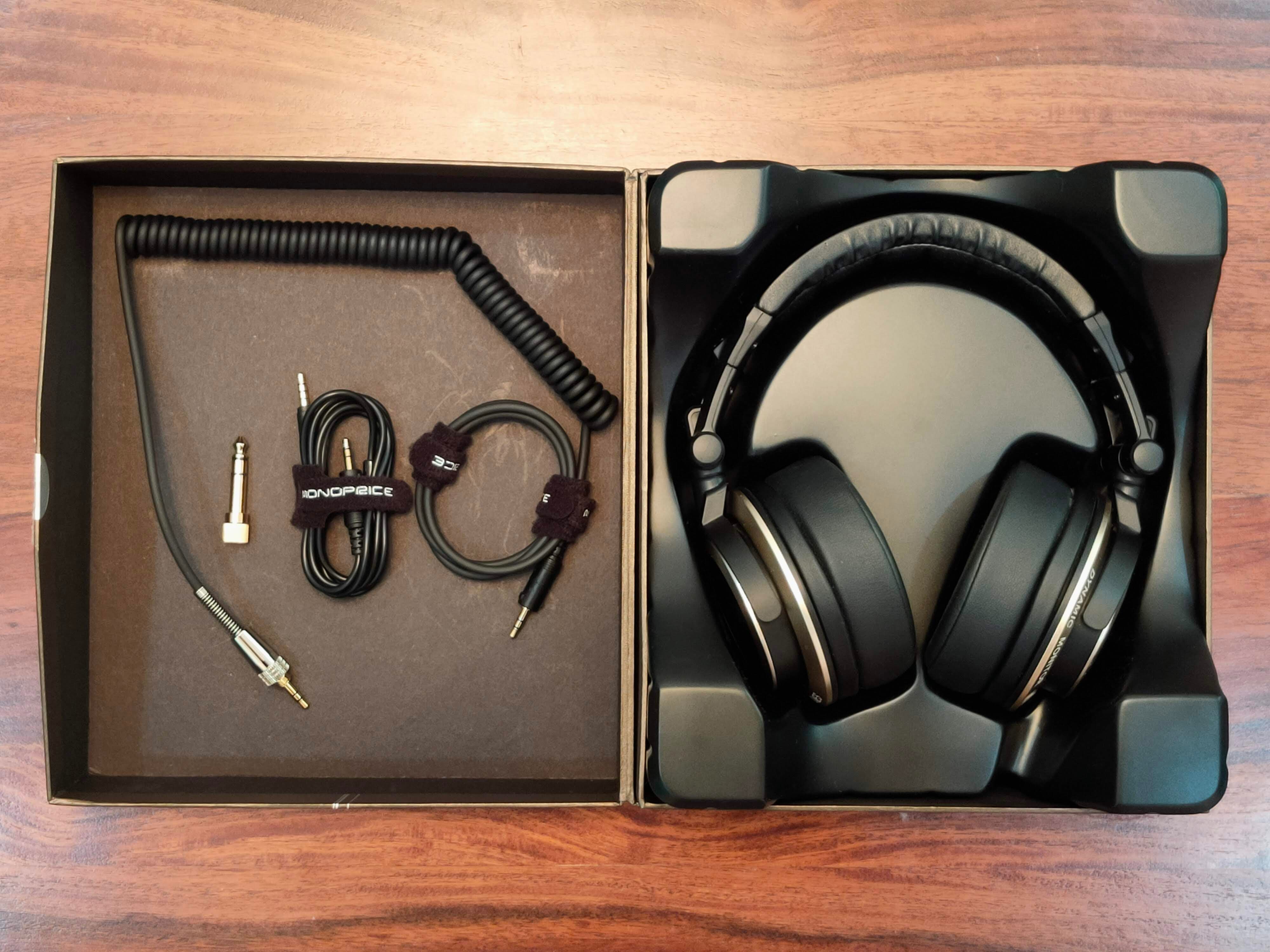 CLAW SM100 Headphones Box Contents