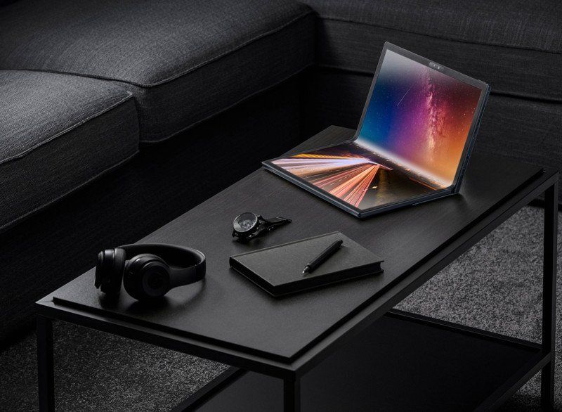 Zenbook-17-Fold-OLED_UX9702_Extend-mode-scenario-photo-800x586