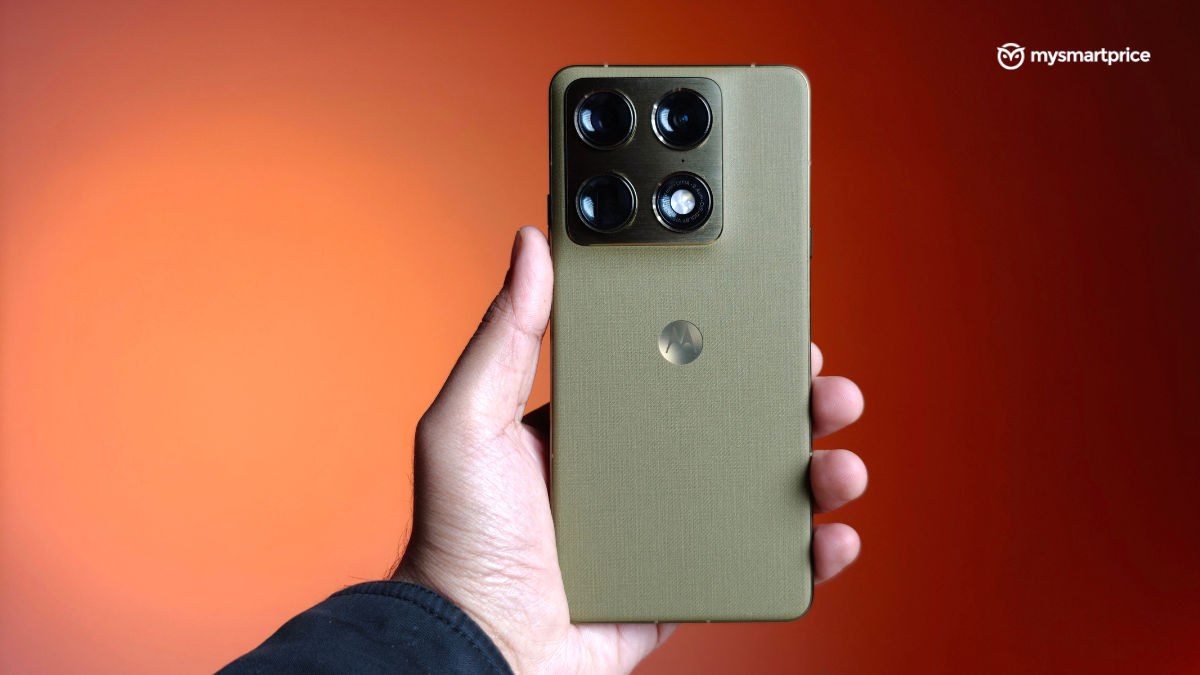 Motorola Signature in hand